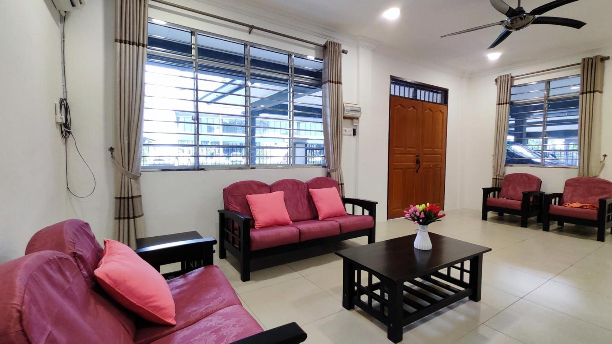 Holiday home Tar2 @one Homestay, 4 Bedrooms Sibu